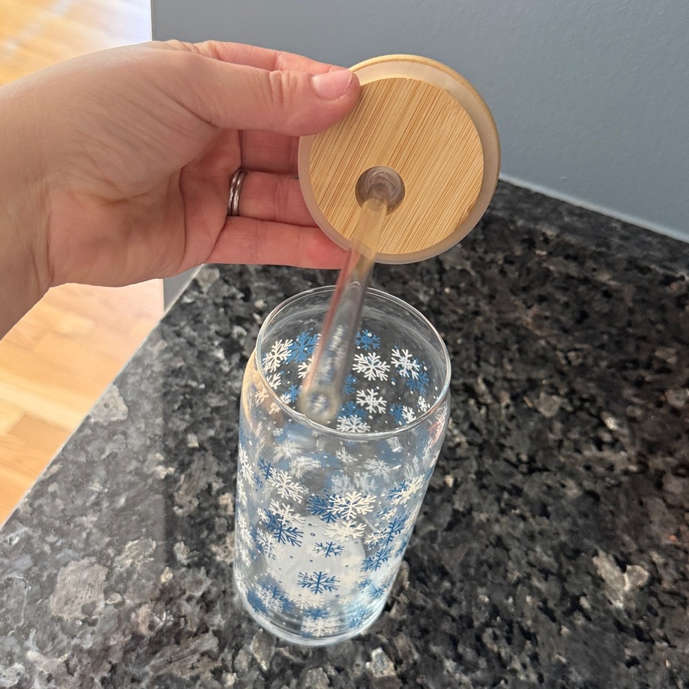 Snowflake glass Tumbler 20oz with straw and topper. NWT - Picture 3 of 3